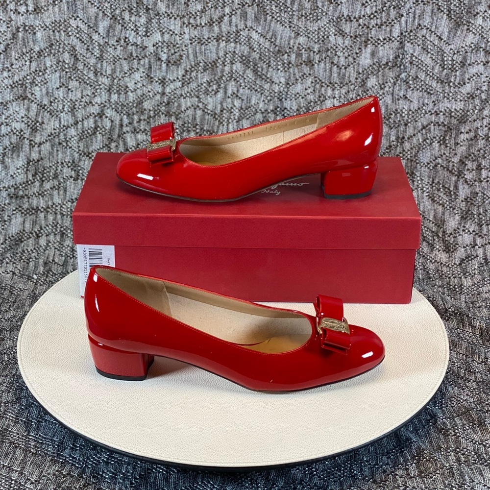 Salvatore Ferragamo Vara Classic Low Bow Heels Women's size 7 B